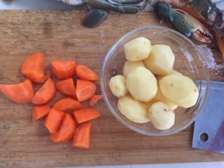 咖喱蟹意面,小土豆去皮洗净、胡萝卜去皮切成大块