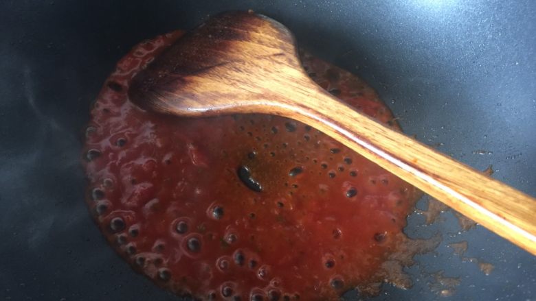 通心肠番茄意面,然后加入适量开水翻拌均匀