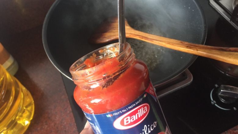 通心肠番茄意面,利用锅里的余油勺入两勺百味来罗勒风味番茄酱