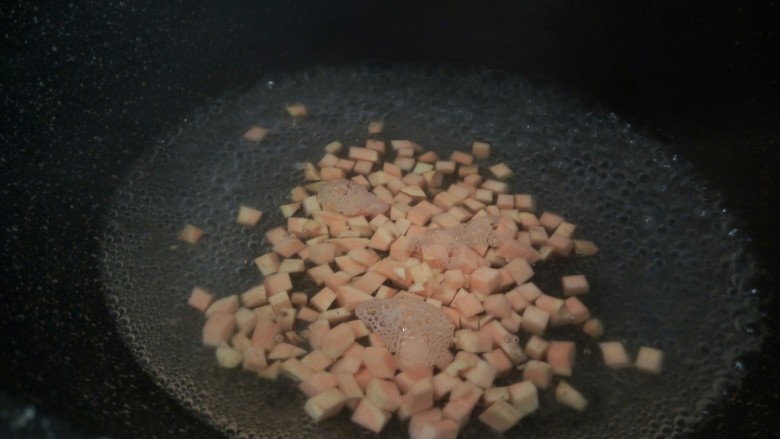 红薯粥,红薯丁和清水一起下锅，