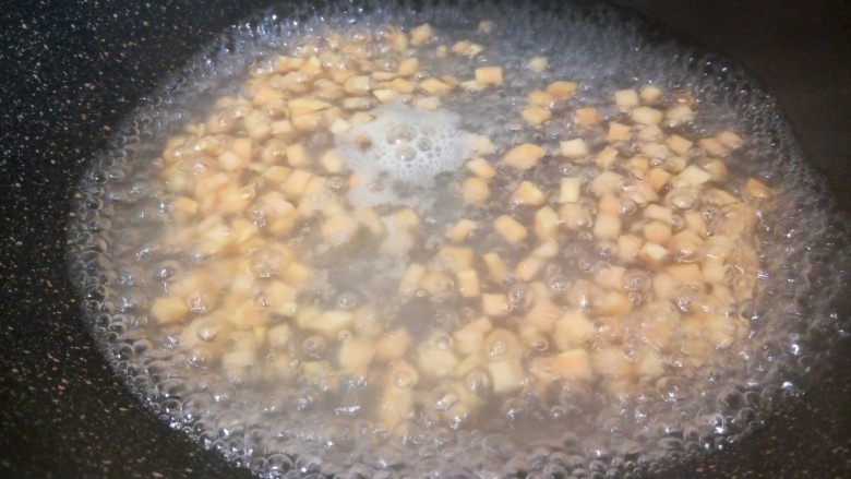 红薯粥,煮至番薯丁透明就可以盛出来