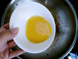 酱油炒饭,倒入鸡蛋液，继续快速翻炒均匀。