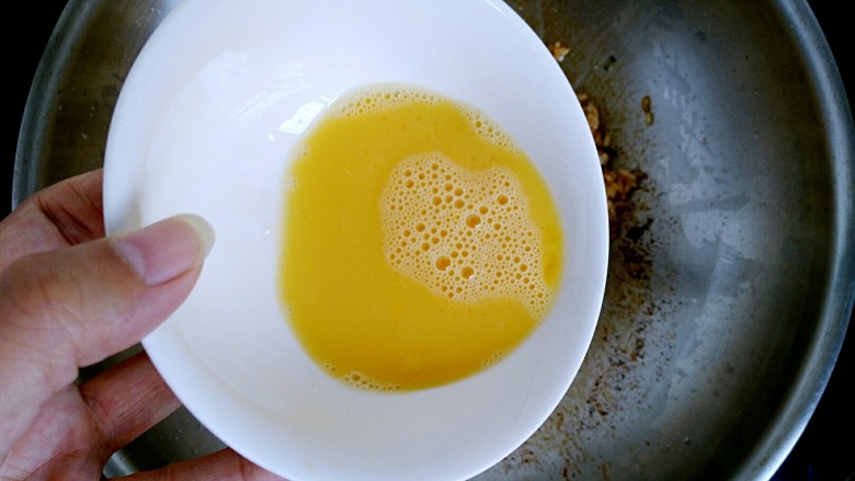 酱油炒饭,倒入鸡蛋液，继续快速翻炒均匀。