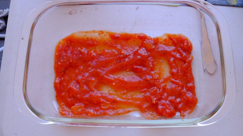 低碳水•西葫芦千层面
（食物替换系列3）,准备叠千层面啦 先在最底层抹上一层番茄泥