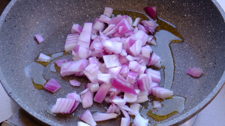 低碳水•西葫芦千层面
（食物替换系列3）,将洋葱切丁 放在平底锅内 用油先煸炒至透明