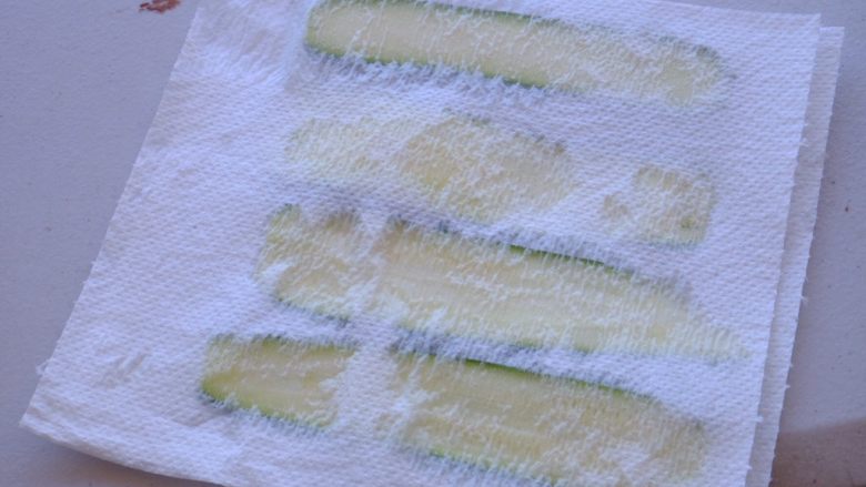 低碳水•西葫芦千层面
（食物替换系列3）,用厨房用纸将水分洗干