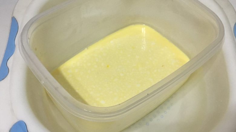 蛋挞制作（澳门葡式）,在准备期间，隔水加热融化白糖，炼乳均匀搅拌