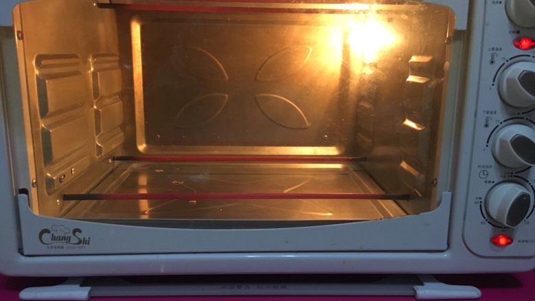 蛋挞制作（澳门葡式）,烤箱预热1-2分钟，200度°