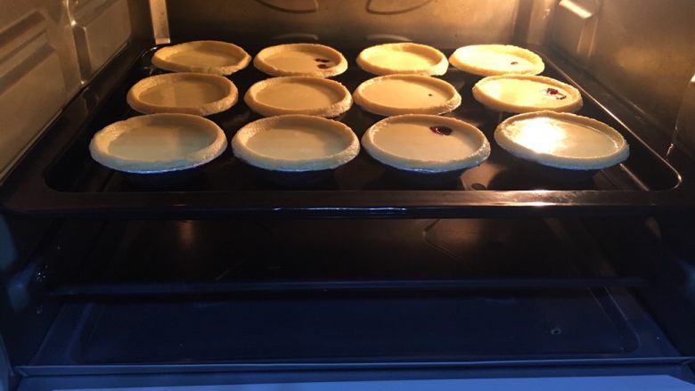 蛋挞制作（澳门葡式）,放入烤箱中层，温度200°；每一个烤箱温度不一样，一般设定在15-20分钟左右，一般在15分钟过后温度调到150-180°再烤5分钟左右