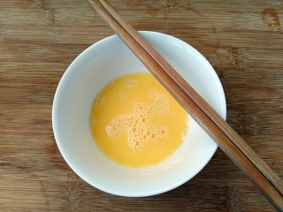 酱油炒饭,鸡蛋打入碗里用筷子打散。