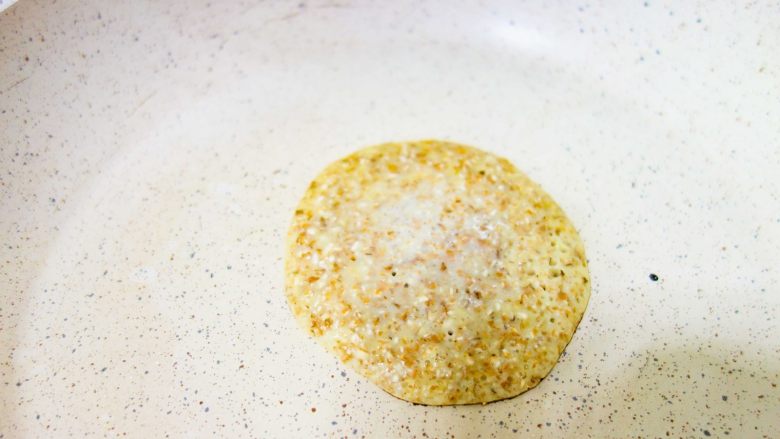燕麦松饼+蝶豆花饮,在不粘锅里，不需要抹油，直接开始煎，当出现泡泡的时候，小心翻面。