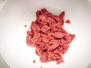 牛肉蔬菜小馄饨 宝宝辅食,将牛肉糜装入碗中