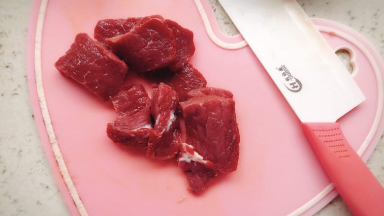 牛肉蔬菜小馄饨 宝宝辅食,将牛肉洗净后切成片