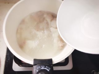 牛肉蔬菜小馄饨 宝宝辅食,再次沸腾后加入半碗水