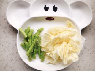 牛肉蔬菜小馄饨 宝宝辅食,将芦笋和娃娃菜洗净切小段