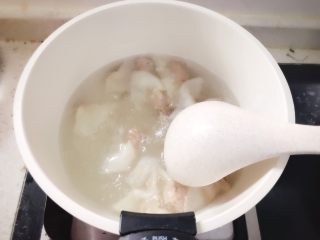 牛肉蔬菜小馄饨 宝宝辅食,用勺子轻轻搅动，避免粘锅底