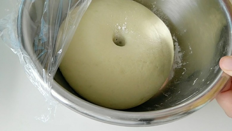 绿皮捣蛋猪奶黄花样餐包,发酵好的样子是，体积两倍大，手指戳下去，洞口不回缩。