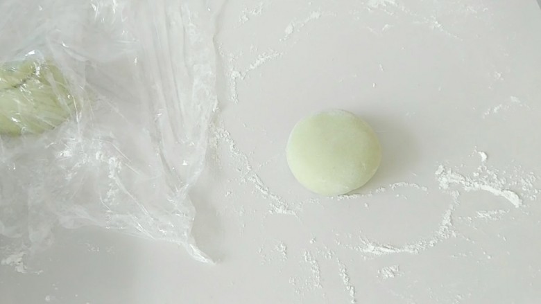 绿皮捣蛋猪奶黄花样餐包,包好后，摁成扁圆扁圆的形状。