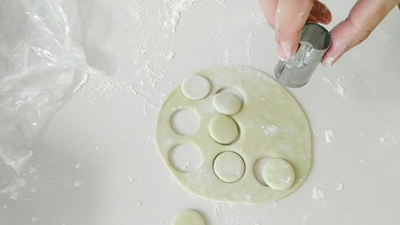 绿皮捣蛋猪奶黄花样餐包,制作猪鼻子，只要是图中大小差不多的圆形模具都可以。