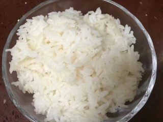 辅食鸡蛋蔬菜粥,首先准备好主料，熟米饭一碗，我一般上一顿吃不完的米饭，第二天早上拿来熬粥喝