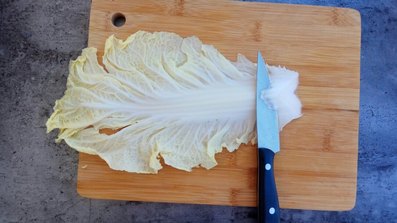 素菜也疯狂～醋溜白菜,就像这样，刀成45℃角下切
