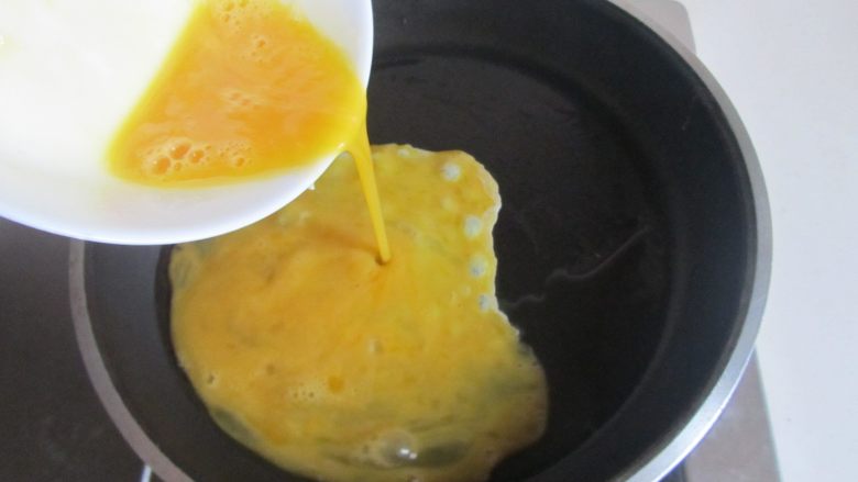 韭菜鸡蛋粉丝包,热锅凉油， 倒入鸡蛋液；
