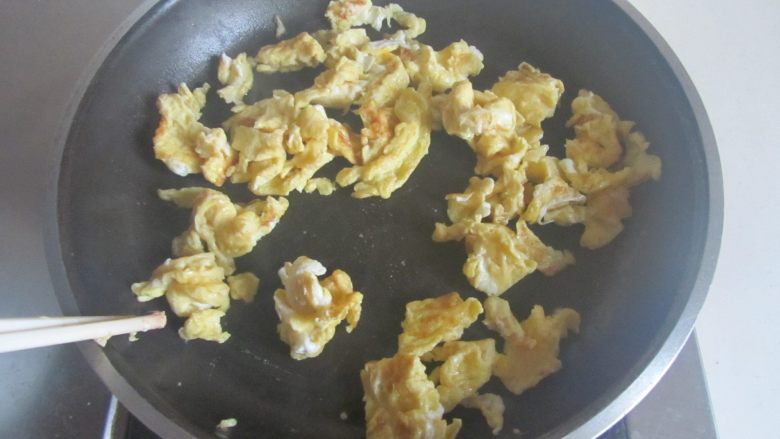 韭菜鸡蛋粉丝包,慢慢煎至定型后用筷子划成小块后盛入碗中；