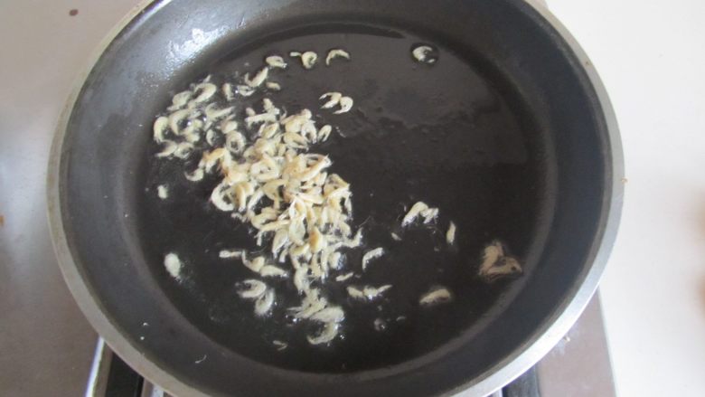 韭菜鸡蛋粉丝包,锅中放入少许油， 将虾皮煸炒香；