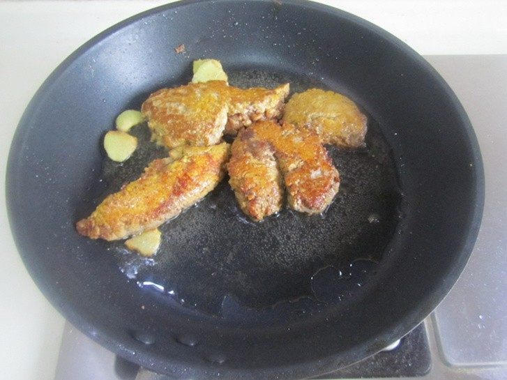 鱼籽烧油豆腐,煎至到鱼籽变金黄，表面微微发焦；