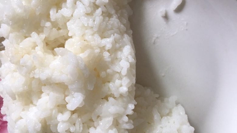 香甜米饭+咖喱鸡,拿个碟子放入白米饭。