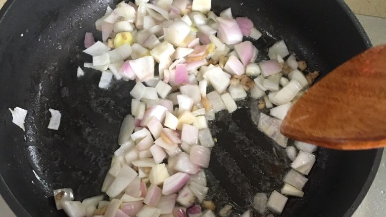 香甜米饭+咖喱鸡,放点油炒洋葱，洋葱炒至颜色透明。
