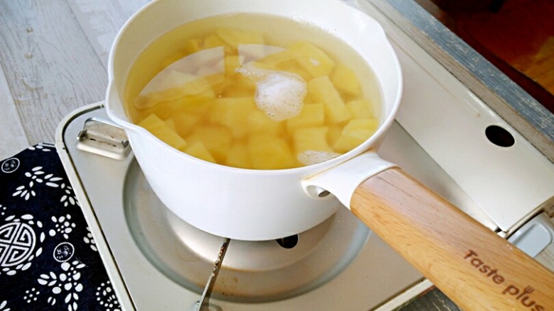 孜然土豆,土豆块放入凉水锅中，大火加热