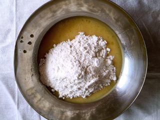 金沙奶黄月饼,放入中筋面粉拌匀成团