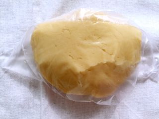 金沙奶黄月饼,将拌好后的面团装入一个保鲜袋密封常温松弛最少2小时后使用