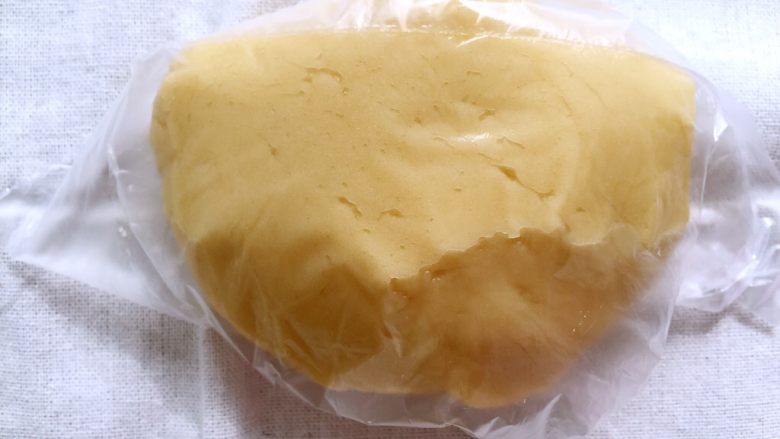 金沙奶黄月饼,将拌好后的面团装入一个保鲜袋密封常温松弛最少2小时后使用
