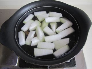 冬瓜肉丸汤,将冬瓜放入汤中一起煮；