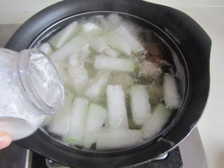 冬瓜肉丸汤,继续煮直至冬瓜透明， 加入适量的盐和胡椒粉调味，盛入钵中， 撒上小葱末。