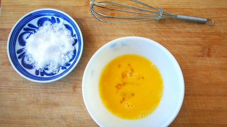 两种造型的红薯芝麻饼干，酥脆香甜有营养~,鸡蛋打入碗里，用打蛋器打散备用，