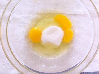 金沙奶黄月饼,鸡蛋加入白糖后搅拌均匀