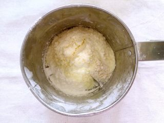 金沙奶黄月饼,将配方中的低筋面粉，奶粉，玉米淀粉全部放入粉筛中
