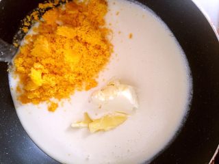 金沙奶黄月饼,将加入粉的蛋奶糊过筛到奶锅中，加入黄油和刚刚过筛好的咸蛋蓉，小火加热，边加热边搅拌防止粘底糊锅