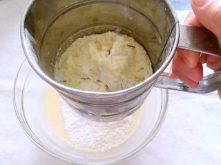 金沙奶黄月饼,加入牛奶，淡奶油搅拌均匀后筛入所有粉类拌匀