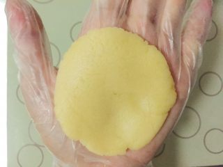 金沙奶黄月饼,月饼面团平均分成8个，每个基本24.5克，取一个面团搓圆用手掌压扁，尽量中间厚，边缘薄一点