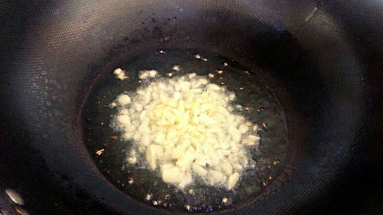 丝瓜蒸粉条,锅内放油，油热放入蒜蓉炒至发黄
