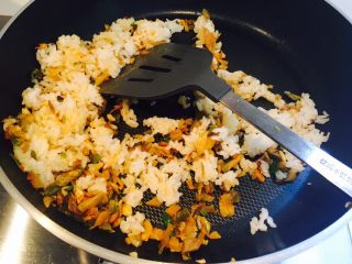 香甜米饭
鸡蛋榨菜炒饭,倒入剩米饭，将米饭炒开，小火操作哦