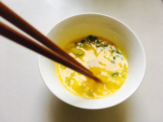 香甜米饭
鸡蛋榨菜炒饭,搅拌均匀