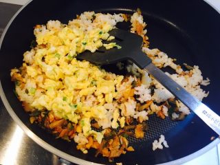 香甜米饭
鸡蛋榨菜炒饭,倒入鸡蛋，翻炒均匀