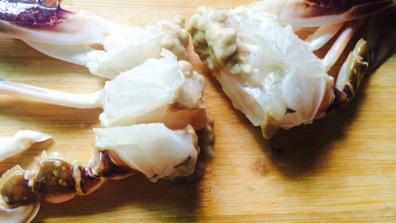 葱油梭子蟹,把螃蟹切成两半，再每一半切成三块，螃蟹壳备用。