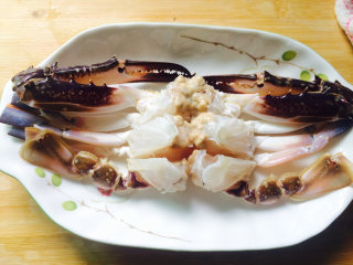 葱油梭子蟹,整齐的码放在盘里，为了美观，还是螃蟹原来的样子摆放。