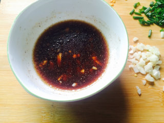 葱油梭子蟹,调料里除了食用油，全都混合好，加上一部分大蒜蓉，然后煮开。